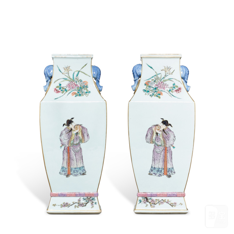 A pair of famille-rose 'figures' vases, Republican period | 民國 粉彩人物四方瓶一對 《大清乾隆年製》仿款 - 图4